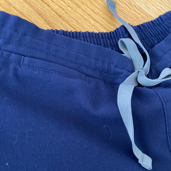 Figs Scrubs Set Navy Catarina One Pocket Top and Yola Scrub Pants Scrub Set XS S - Picture 15 of 15
